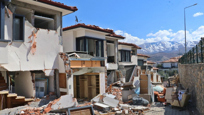 Depremde lüks villalar da yıkıldı