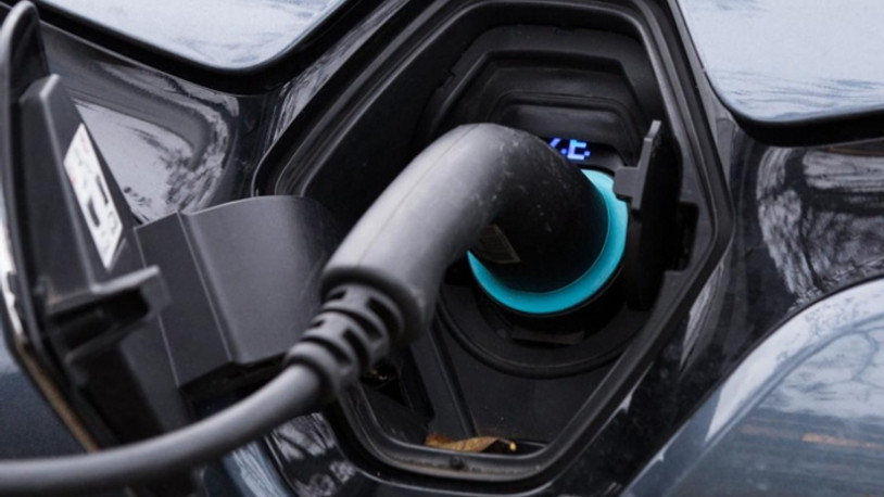 Elektrikli ve hibrit araçlar için yakıt ve karbondioksit emisyonu etiketi