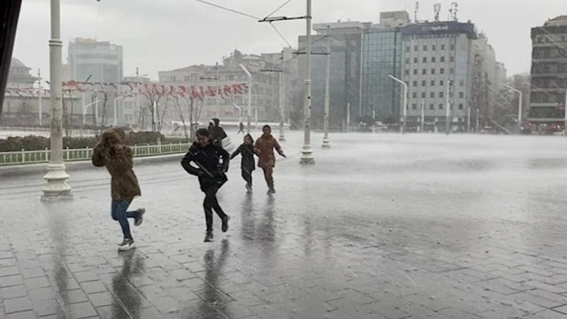 İstanbul'da sağanak ve fırtına etkili oldu
