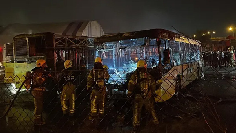 Tuzla'da 3 İETT otobüsü yanarak kullanılamaz hale geldi