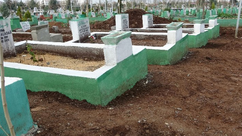 Depremzedelerin mezarları yağmur sonrası çöktü