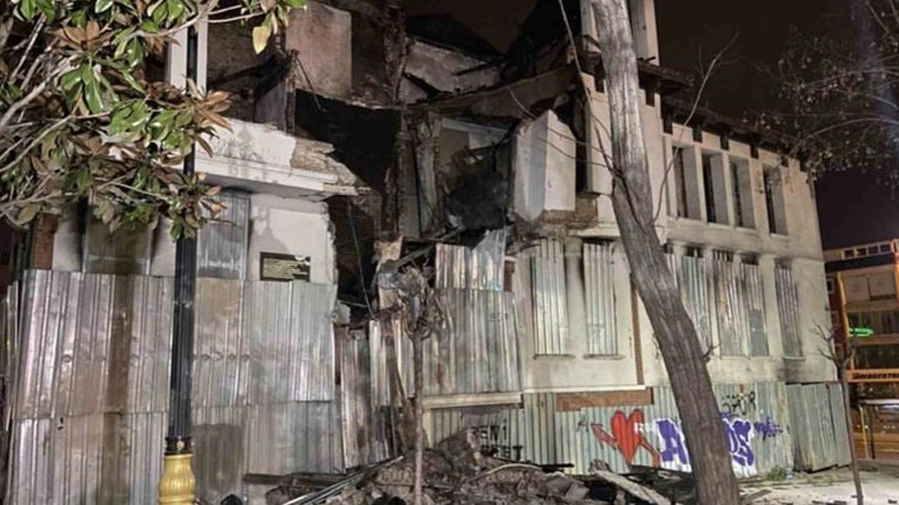 Fatih'te metruk bina kısmen çöktü