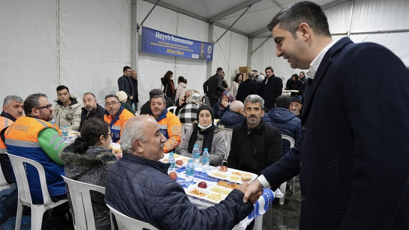 Başkan Gökhan Yüksel iftarını hasta yakınlarıyla açtı