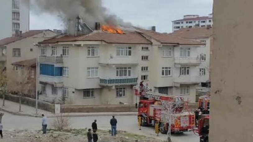 Elazığ'da 3 katlı binanın çatısında yangın çıktı