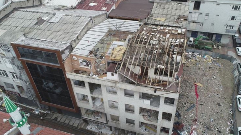 Güngören'de boşaltılan binanın çatısında çökme: 1 yaralı