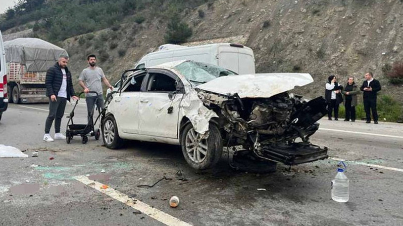 Bursa'da otomobil bariyerlere çarptı: 5 yaralı