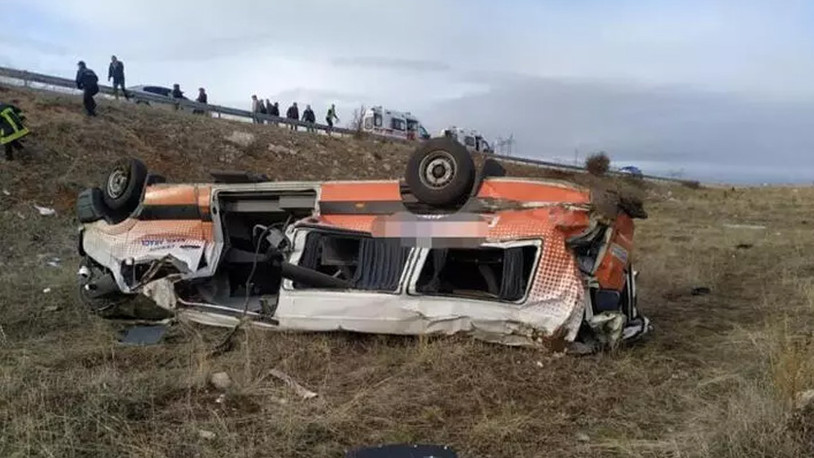 Kayseri'de cenaze nakil aracı devrildi; 2 ölü, 3 yaralı