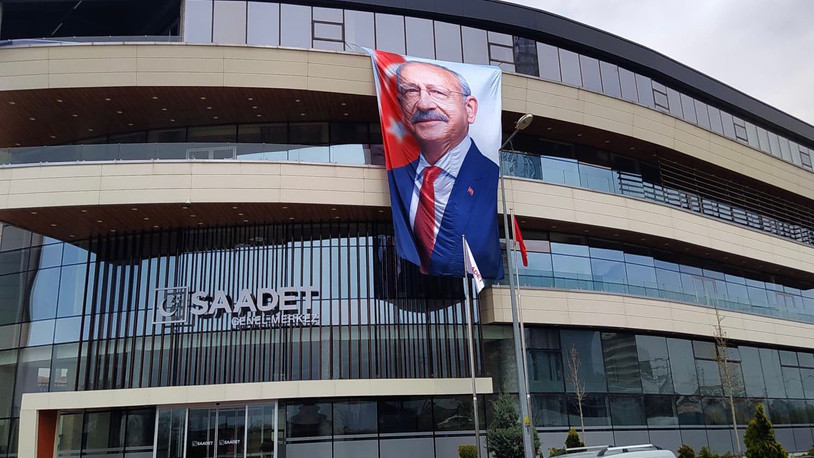 Saadet Partisi Genel Merkezi’ne Kılıçdaroğlu posteri asıldı