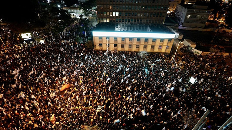 Netanyahu'nun geri adımı yetmedi: İsrail'de yüz binlerce insan gösterilere devam ediyor