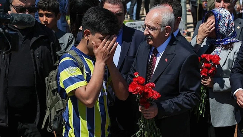 Adıyaman'da depremzede genç, Kılıçdaroğlu’na sarılıp ağladı