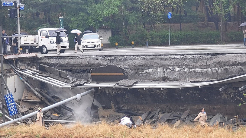 Güney Kore'de feci olay: Nehir üzerindeki köprü çöktü, 1 ölü