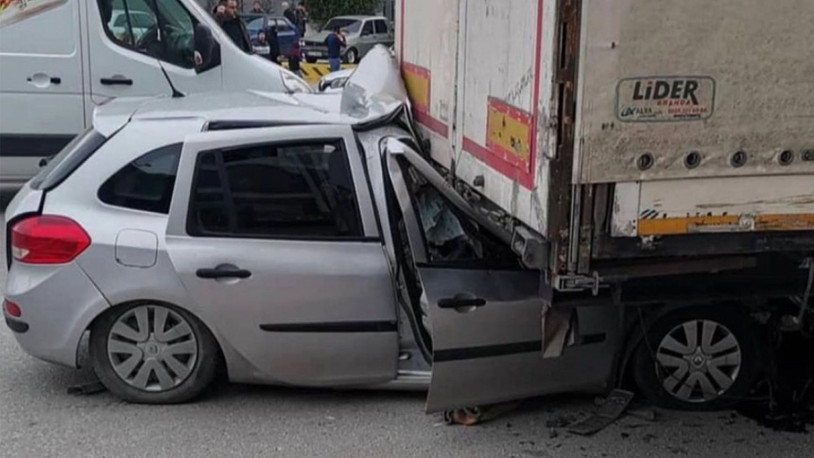 Konya'da feci kaza: Otomobil park halindeki TIR'a çarptı, 1 ölü, 3 yaralı