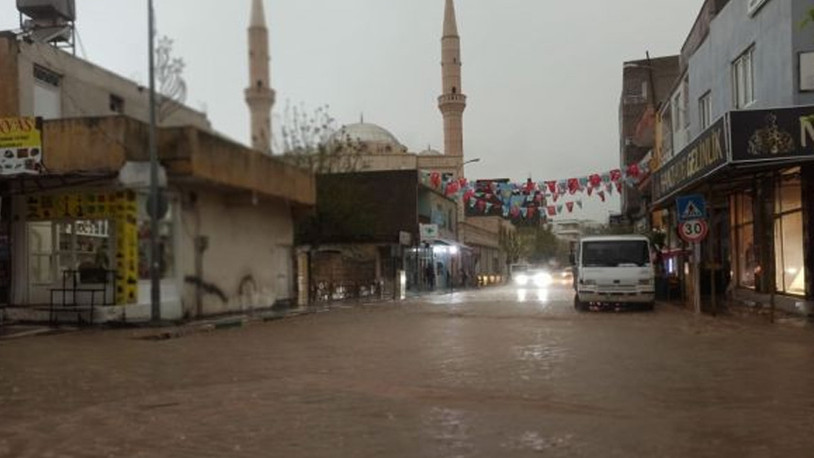 Şanlıurfa'da sağanak etkili oldu, ev ve iş yerlerini su bastı