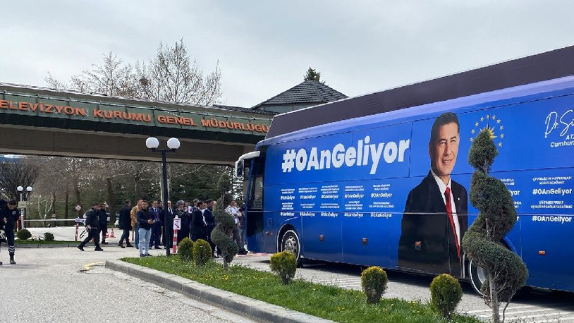 Sinan Oğan'dan TRT binası önünde protesto