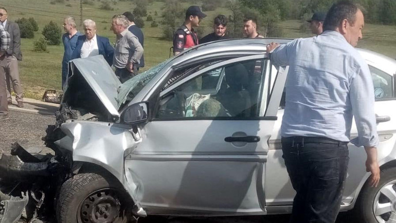 İki araç kafa kafaya çarpıştı: Ölü ve yaralılar var