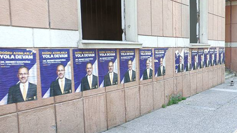 Pankartı kaldırılmıştı: AKP'li Kasapoğlu'nun bu kez afişleri kamu binasına yapıştırıldı