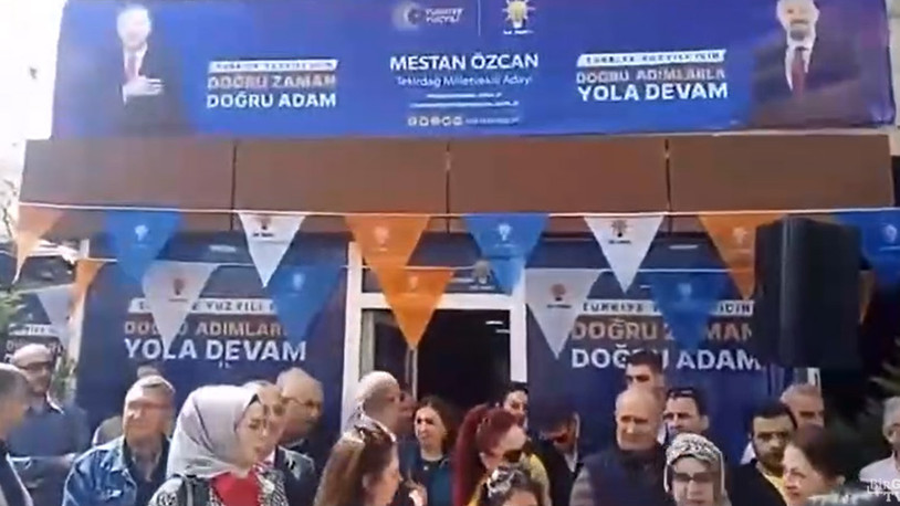 AKP'li adayın seçim bürosunda eski Başbakan Ahmet Davutoğlu'nun seçim müziğini açtılar