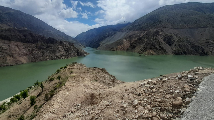 Yusufeli Barajı'nda su seviyesi 126 metreye ulaşınca eski ilçe merkezi görünmez oldu