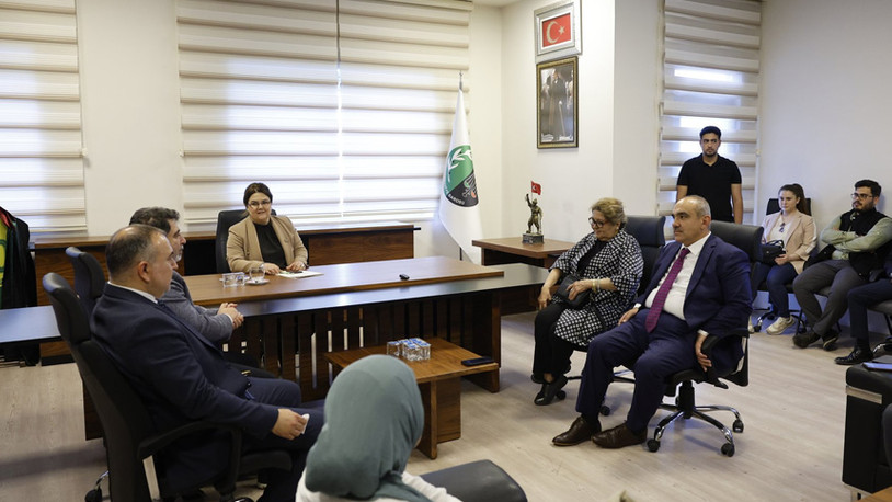 Bakan Derya Yanık, Osmaniye Baro Başkanı'nın makam koltuğuna oturdu