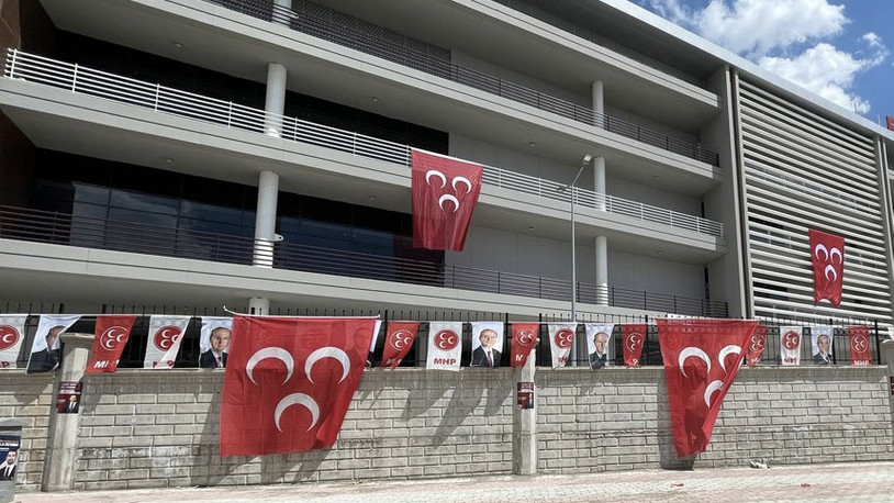 ‘Atatürk’ adını unuttular ama partilerinin bayraklarını asmayı unutmadılar