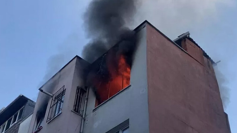 Beyoğlu'nda korkutan yangın: Binanın çatı katı alev alev yandı