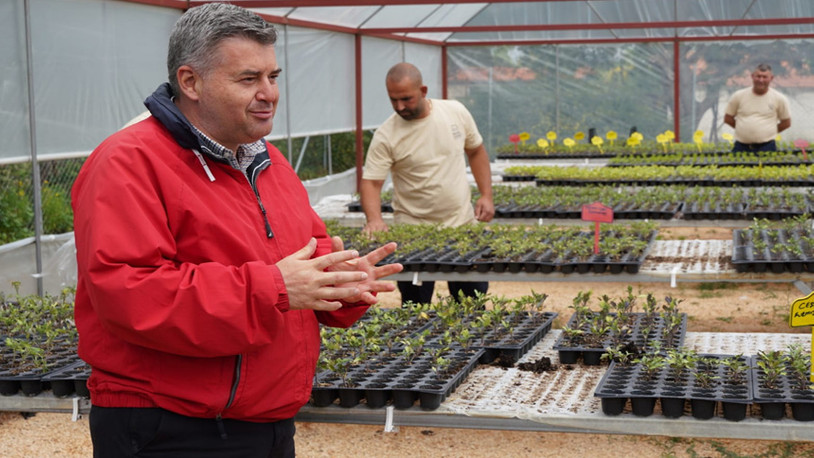 Çeşme Belediye Başkanı Oran yerel üreticilere fidan dağıttı