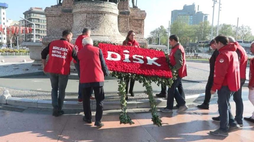 DİSK, Taksim Cumhuriyet Anıtı’na çelenk bıraktı