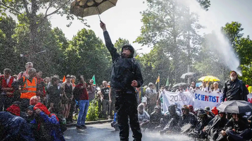 Hollanda'da protesto yapan 1500 iklim aktivisti gözaltına alındı