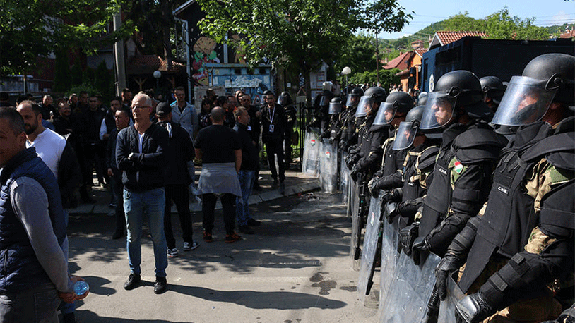 Kosova ile Sırbistan arasında gerilim yükseliyor: 75 gösterici yaralandı