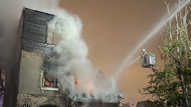 Fatih'te evsizlerin yaşadığı metruk binada korkutan yangın