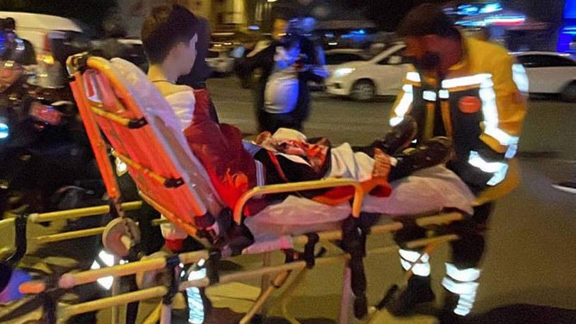 Galatasaray'ın şampiyonluk kutlamalarında bir taraftar bıçakla yaralandı