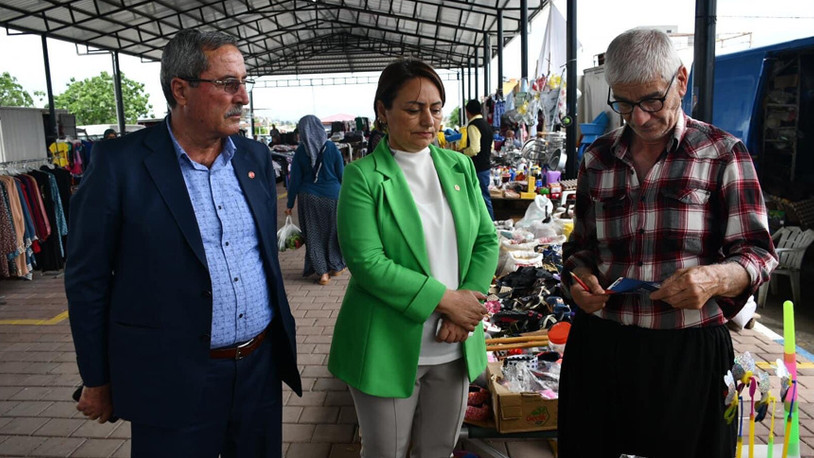 CHP'li Müzeyyen Şevkin’e dert yanan baba-oğul pazarcı esnafı, acı konuştu: Benzini bırak su parası kazanamadık