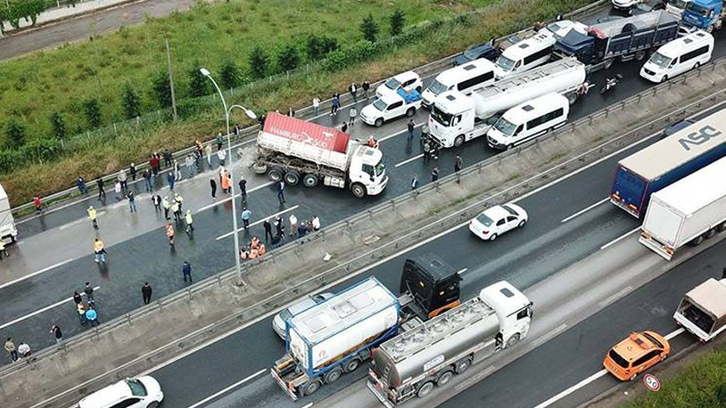 Kamyon devrildi: TEM Otoyolu Ankara yönü ulaşıma kapandı