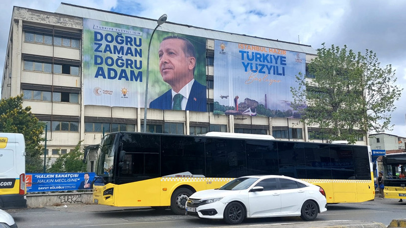 AKP seçim afişleri bu kez Ümraniye Vergi Dairesine asıldı