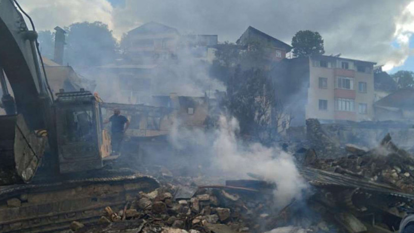 Erzurum'daki yangında 12 ev kullanılamaz hale geldi