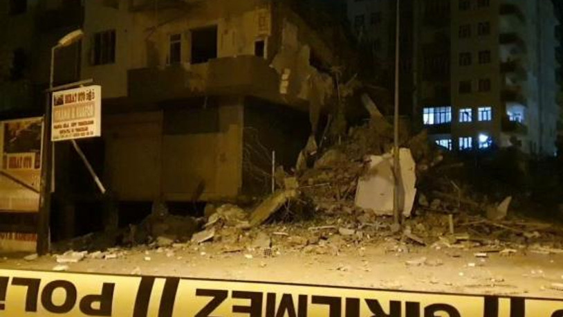 Diyarbakır'da depremde hasar alan bina çöktü