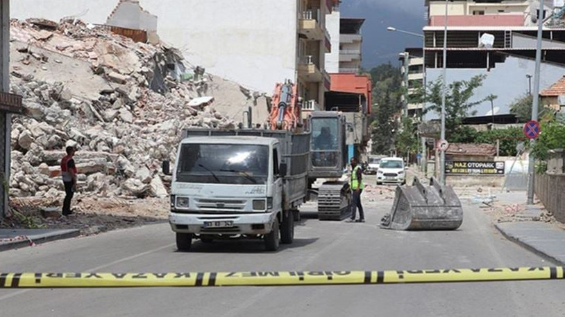 Hatay'da korku dolu anlar: 4 katlı bina çöktü