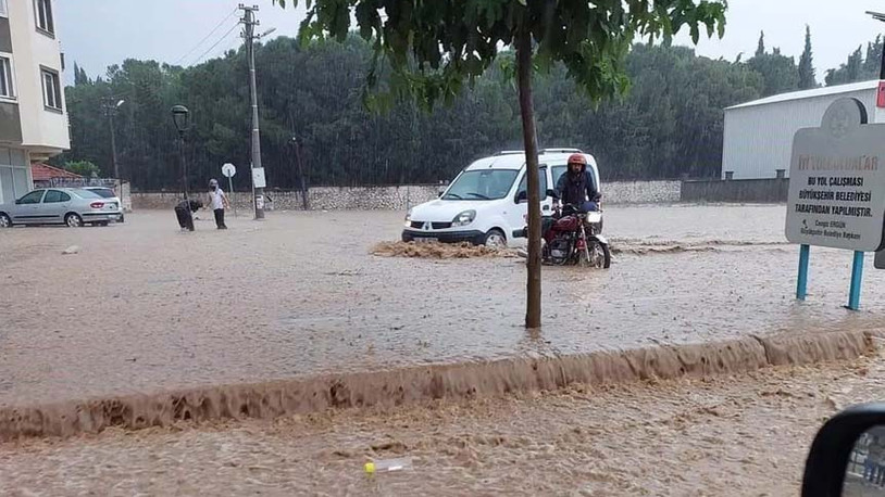 Akhisar'ı sağanak vurdu: Sokaklar göle döndü, iş yerlerini su bastı