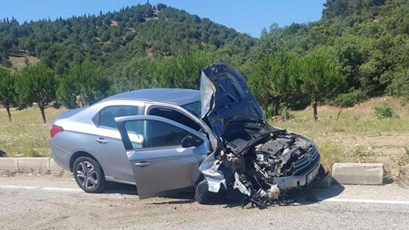 Manisa'da otomobil ile traktör çarpıştı: 4'ü çocuk 7 yaralı