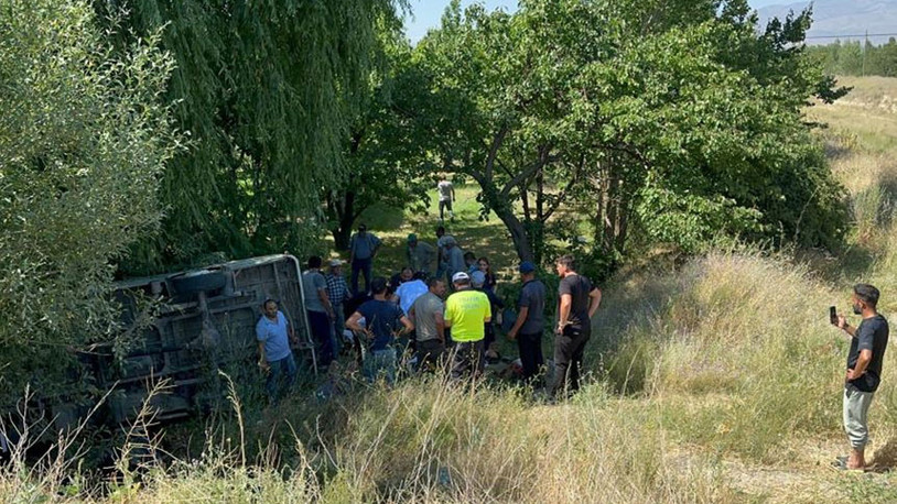 Afyonkarahisar'da katliam gibi kaza: Mevsimlik işçileri taşıyan minibüs devrildi, 6 kişi hayatını kaybetti