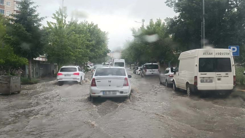 Kars'ı sağanak vurdu: Cadde ve sokaklar sular altında