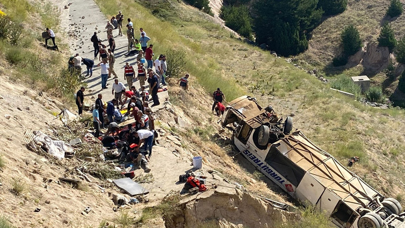 Kars'ta yolcu otobüsü şarampole devrildi: Çok sayıda ölü ve yaralı