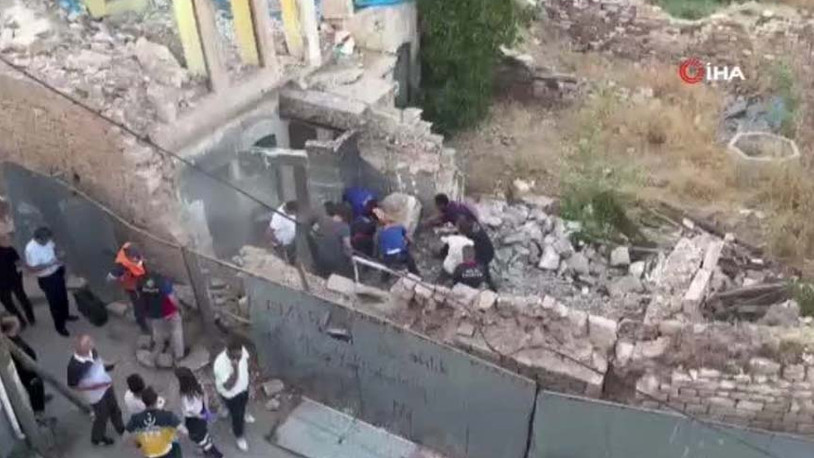 Kilis'te ağır hasarlı bina çöktü: 3 kişi enkaz altında kaldı