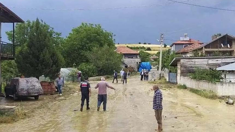 Uşak'ta sağanak yağış sonucu dereler taştı, evleri su bastı, tarım alanları zarar gördü