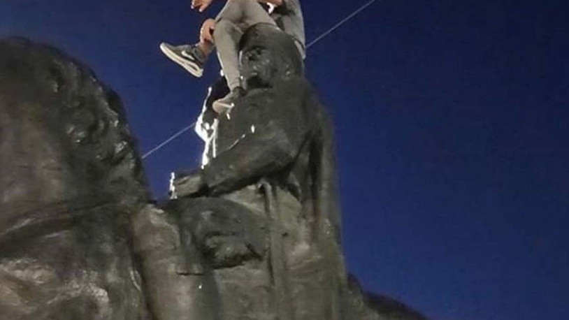 Atatürk heykelinin üzerine çıkan Suriyeli şahıs gözaltına alındı