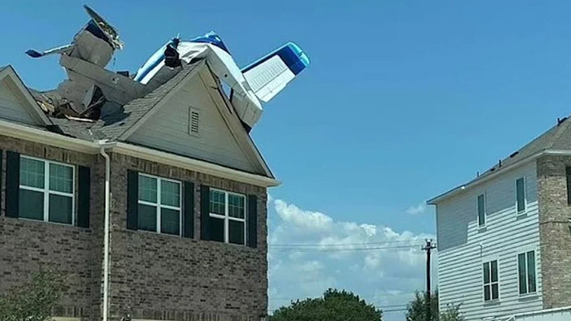 Evin çatısına uçak düştü, ölen olmadı