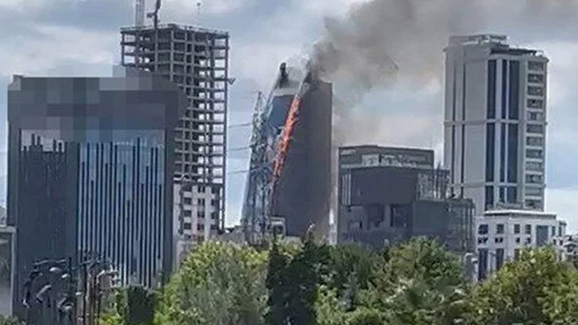Ataşehir'de 17 katlı iş merkezinde korkutan yangın