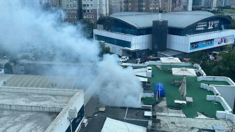 Zeytinburnu'nda teknoloji mağazası deposunda yangın çıktı