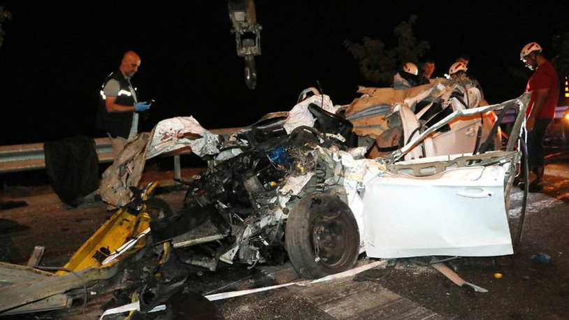 Şanlıurfa'da otomobil, TIR'ın altına girdi: 2 ölü