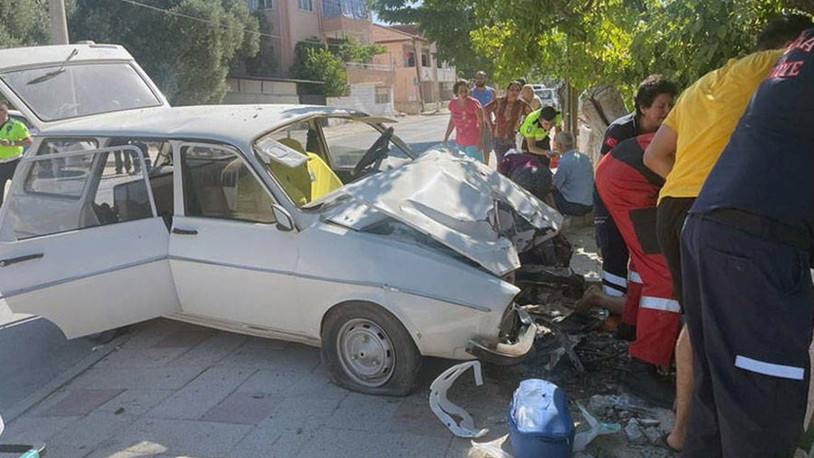 Muğla'da feci kaza: Otomobilin direğe sıkıştırdığı yayanın bacağı koptu